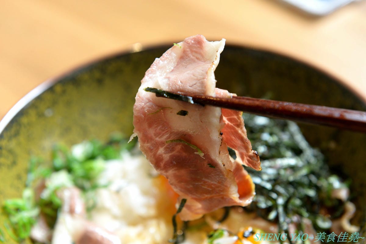 [台中北區]回 未了 – 台中最新的老宅風格日式丼飯,主打生魚片、熟食丼飯,食材新鮮又好吃,使用千秋陶坊特製餐盤,餐點更顯質感,大推極上盛合海鮮丼和唐揚雞。