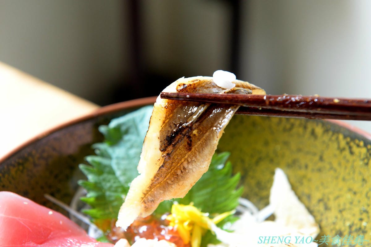 [台中北區]回 未了 – 台中最新的老宅風格日式丼飯,主打生魚片、熟食丼飯,食材新鮮又好吃,使用千秋陶坊特製餐盤,餐點更顯質感,大推極上盛合海鮮丼和唐揚雞。