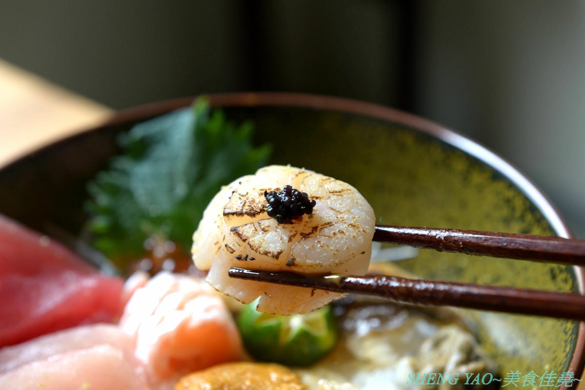 [台中北區]回 未了 – 台中最新的老宅風格日式丼飯,主打生魚片、熟食丼飯,食材新鮮又好吃,使用千秋陶坊特製餐盤,餐點更顯質感,大推極上盛合海鮮丼和唐揚雞。