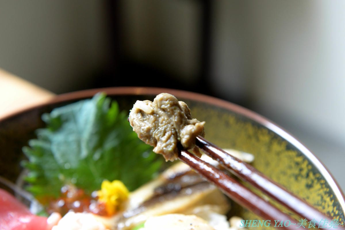 [台中北區]回 未了 – 台中最新的老宅風格日式丼飯,主打生魚片、熟食丼飯,食材新鮮又好吃,使用千秋陶坊特製餐盤,餐點更顯質感,大推極上盛合海鮮丼和唐揚雞。