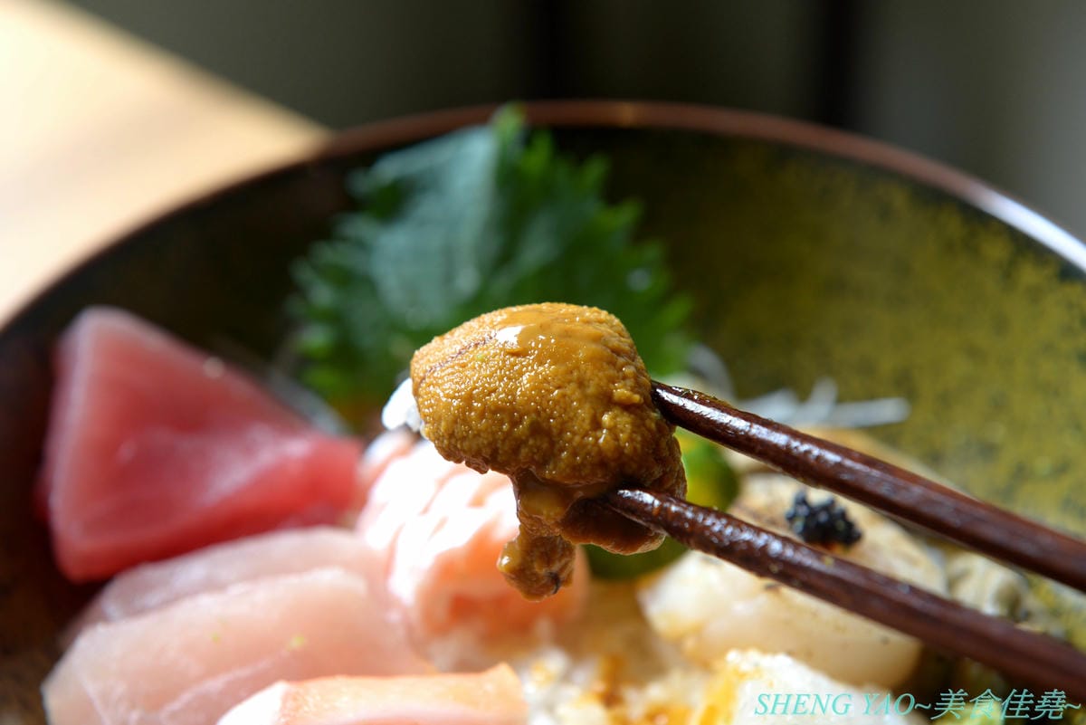 [台中北區]回 未了 – 台中最新的老宅風格日式丼飯,主打生魚片、熟食丼飯,食材新鮮又好吃,使用千秋陶坊特製餐盤,餐點更顯質感,大推極上盛合海鮮丼和唐揚雞。