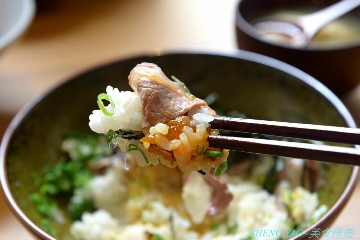 [台中北區]回 未了 – 台中最新的老宅風格日式丼飯,主打生魚片、熟食丼飯,食材新鮮又好吃,使用千秋陶坊特製餐盤,餐點更顯質感,大推極上盛合海鮮丼和唐揚雞。