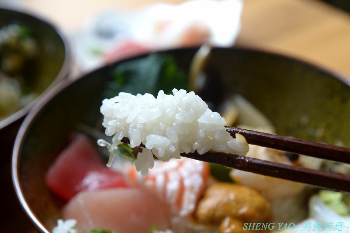[台中北區]回 未了 – 台中最新的老宅風格日式丼飯,主打生魚片、熟食丼飯,食材新鮮又好吃,使用千秋陶坊特製餐盤,餐點更顯質感,大推極上盛合海鮮丼和唐揚雞。