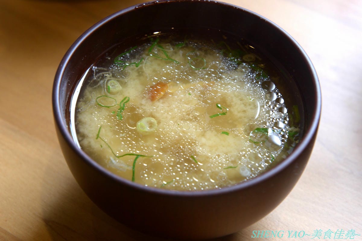 [台中北區]回 未了 – 台中最新的老宅風格日式丼飯,主打生魚片、熟食丼飯,食材新鮮又好吃,使用千秋陶坊特製餐盤,餐點更顯質感,大推極上盛合海鮮丼和唐揚雞。