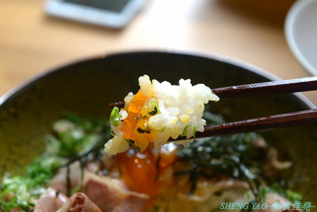 [台中北區]回 未了 – 台中最新的老宅風格日式丼飯,主打生魚片、熟食丼飯,食材新鮮又好吃,使用千秋陶坊特製餐盤,餐點更顯質感,大推極上盛合海鮮丼和唐揚雞。