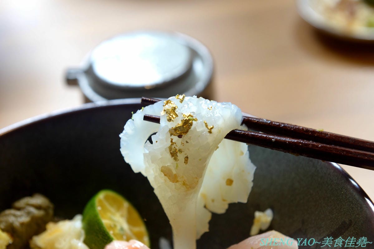 [台中北區]回 未了 – 台中最新的老宅風格日式丼飯,主打生魚片、熟食丼飯,食材新鮮又好吃,使用千秋陶坊特製餐盤,餐點更顯質感,大推極上盛合海鮮丼和唐揚雞。