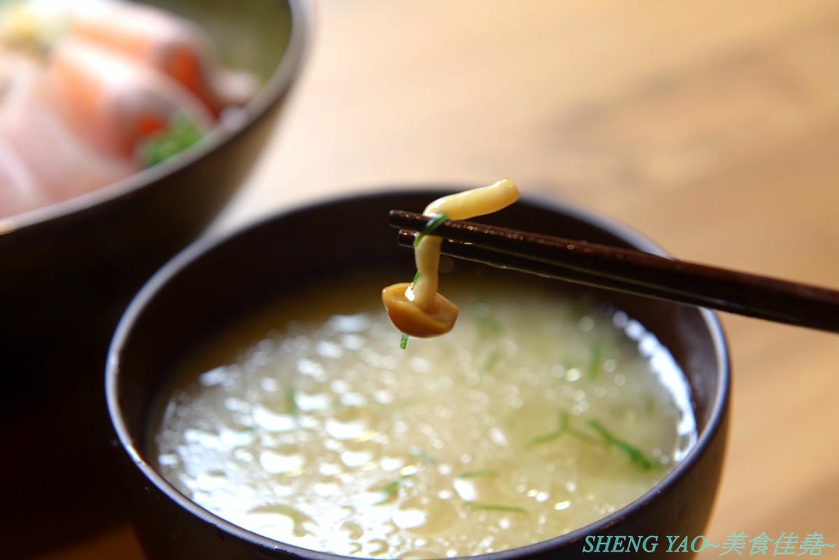 [台中北區]回 未了 – 台中最新的老宅風格日式丼飯,主打生魚片、熟食丼飯,食材新鮮又好吃,使用千秋陶坊特製餐盤,餐點更顯質感,大推極上盛合海鮮丼和唐揚雞。
