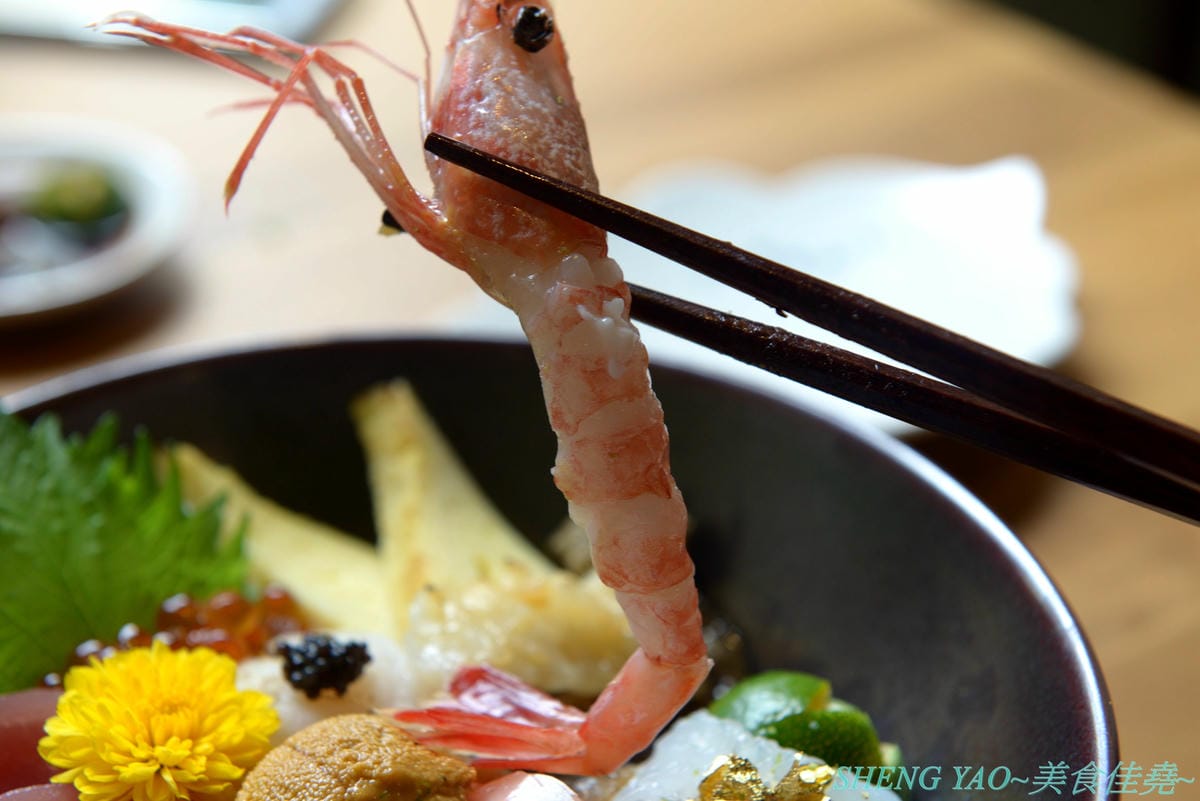 [台中北區]回 未了 – 台中最新的老宅風格日式丼飯,主打生魚片、熟食丼飯,食材新鮮又好吃,使用千秋陶坊特製餐盤,餐點更顯質感,大推極上盛合海鮮丼和唐揚雞。