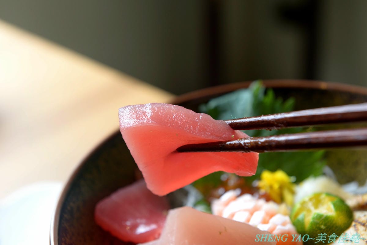 [台中北區]回 未了 – 台中最新的老宅風格日式丼飯,主打生魚片、熟食丼飯,食材新鮮又好吃,使用千秋陶坊特製餐盤,餐點更顯質感,大推極上盛合海鮮丼和唐揚雞。
