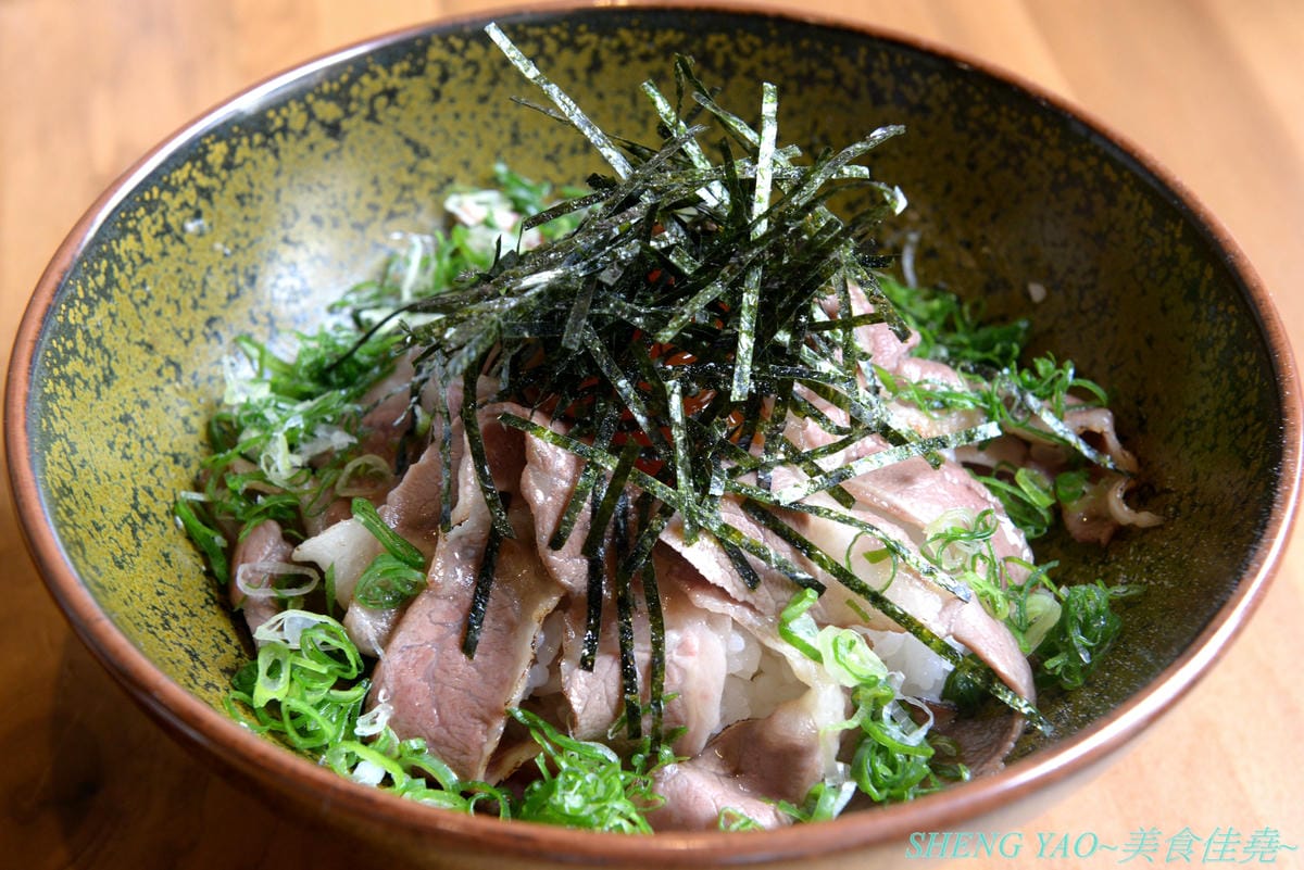 [台中北區]回 未了 – 台中最新的老宅風格日式丼飯,主打生魚片、熟食丼飯,食材新鮮又好吃,使用千秋陶坊特製餐盤,餐點更顯質感,大推極上盛合海鮮丼和唐揚雞。