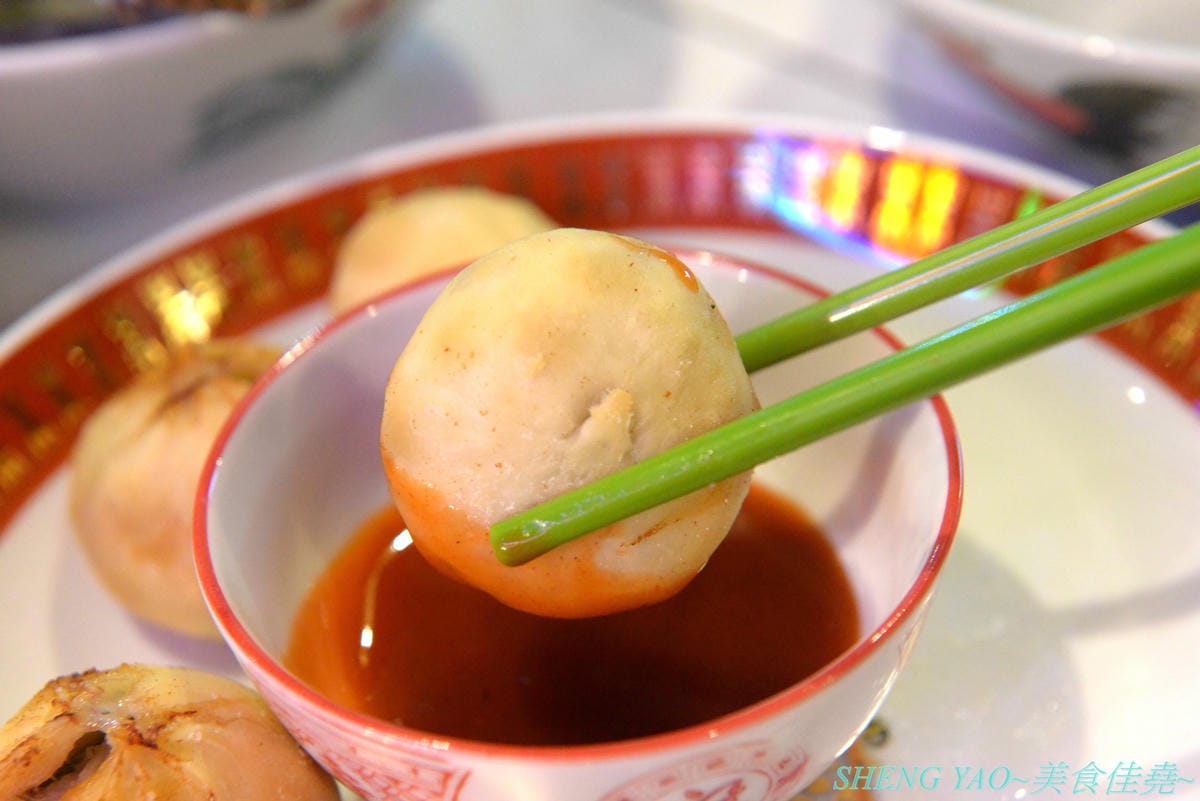 [台中西屯]港動吃鍋 – 台中最新IG打卡網美風鍋物餐廳,懷舊復古老香港裝潢風,鍋物餐廳就像港式茶餐廳,還有港片、宮廷劇可以看,鍋物種類15種各有特色,肉盤菜盆份量實在,基本菜盆就有附小龍蝦