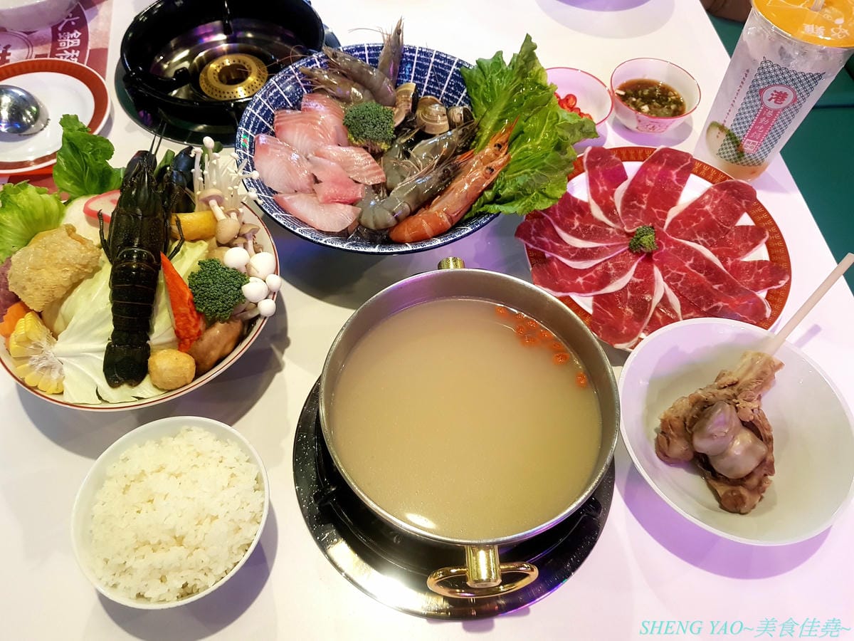 [台中西屯]港動吃鍋 – 台中最新IG打卡網美風鍋物餐廳,懷舊復古老香港裝潢風,鍋物餐廳就像港式茶餐廳,還有港片、宮廷劇可以看,鍋物種類15種各有特色,肉盤菜盆份量實在,基本菜盆就有附小龍蝦
