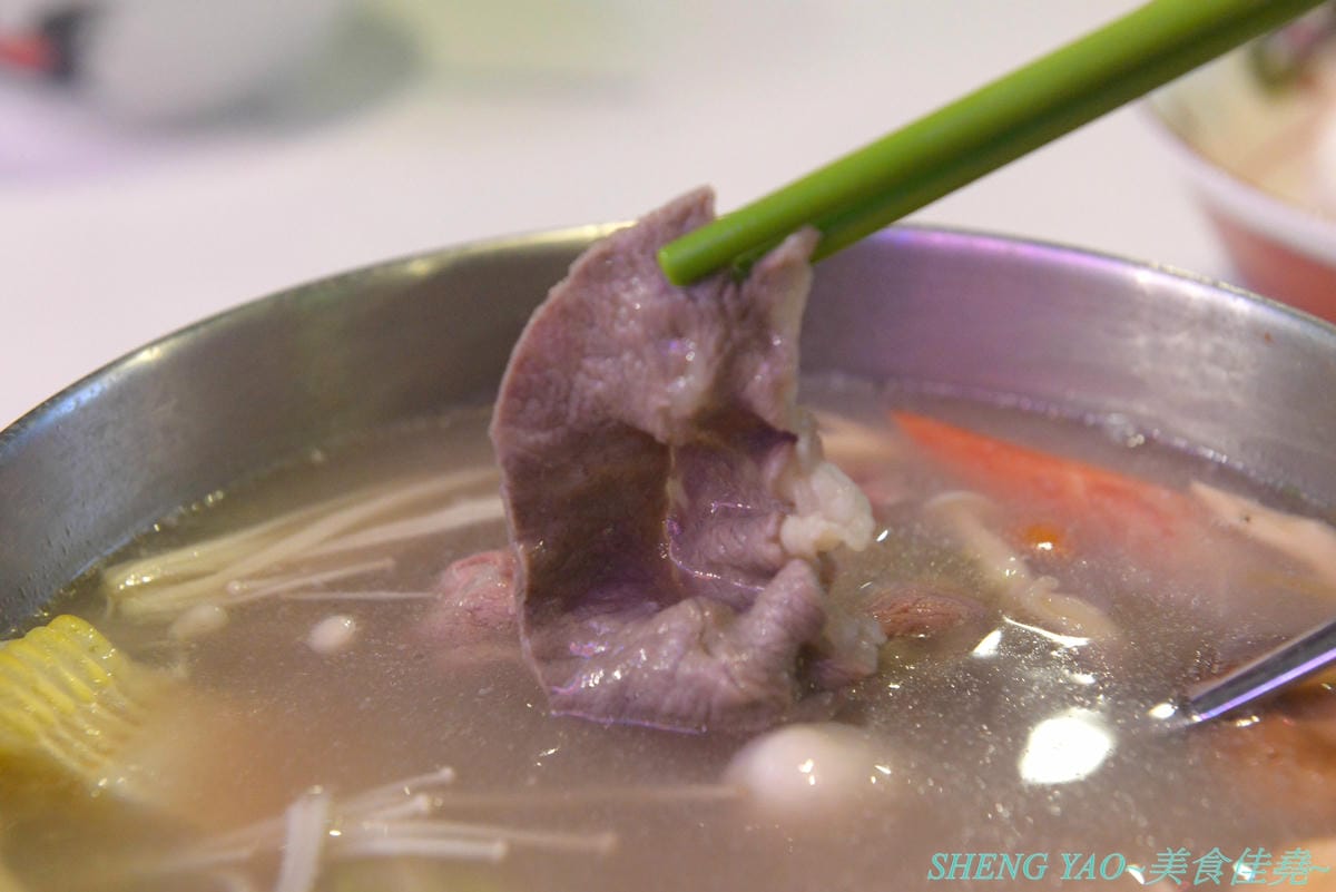 [台中西屯]港動吃鍋 – 台中最新IG打卡網美風鍋物餐廳,懷舊復古老香港裝潢風,鍋物餐廳就像港式茶餐廳,還有港片、宮廷劇可以看,鍋物種類15種各有特色,肉盤菜盆份量實在,基本菜盆就有附小龍蝦