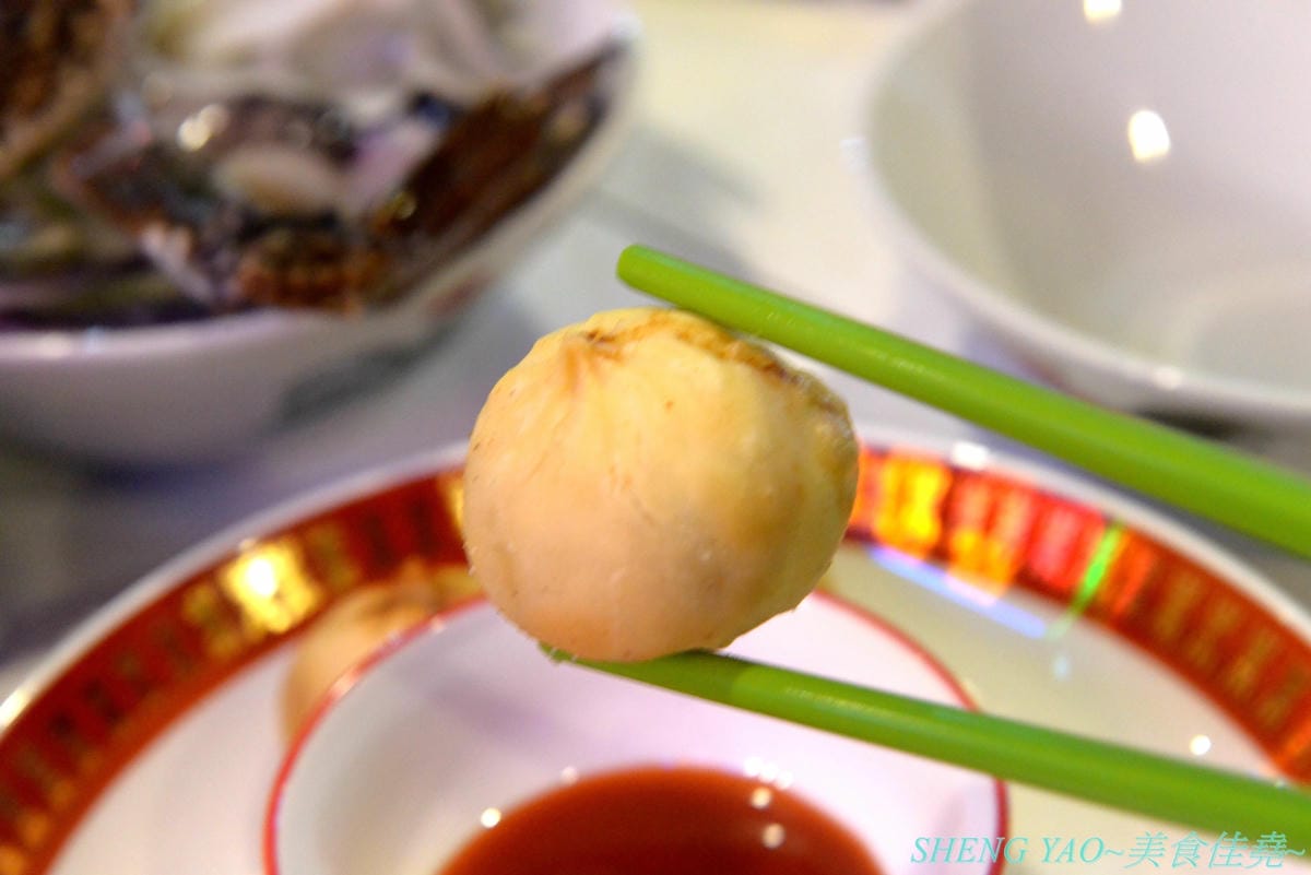 [台中西屯]港動吃鍋 – 台中最新IG打卡網美風鍋物餐廳,懷舊復古老香港裝潢風,鍋物餐廳就像港式茶餐廳,還有港片、宮廷劇可以看,鍋物種類15種各有特色,肉盤菜盆份量實在,基本菜盆就有附小龍蝦