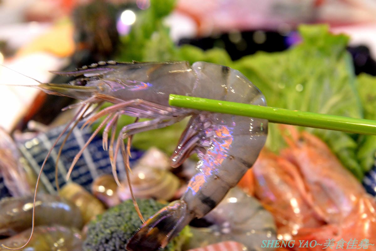 [台中西屯]港動吃鍋 – 台中最新IG打卡網美風鍋物餐廳,懷舊復古老香港裝潢風,鍋物餐廳就像港式茶餐廳,還有港片、宮廷劇可以看,鍋物種類15種各有特色,肉盤菜盆份量實在,基本菜盆就有附小龍蝦