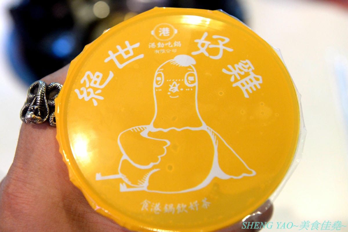 [台中西屯]港動吃鍋 – 台中最新IG打卡網美風鍋物餐廳,懷舊復古老香港裝潢風,鍋物餐廳就像港式茶餐廳,還有港片、宮廷劇可以看,鍋物種類15種各有特色,肉盤菜盆份量實在,基本菜盆就有附小龍蝦