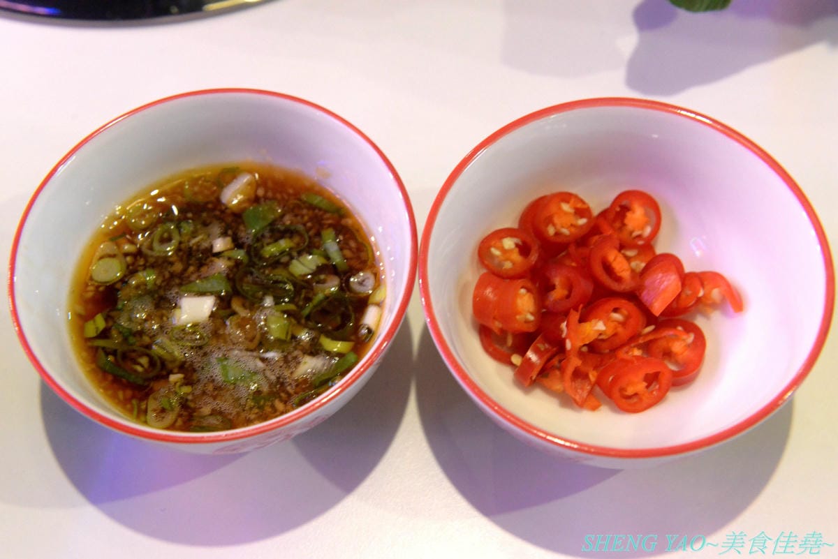[台中西屯]港動吃鍋 – 台中最新IG打卡網美風鍋物餐廳,懷舊復古老香港裝潢風,鍋物餐廳就像港式茶餐廳,還有港片、宮廷劇可以看,鍋物種類15種各有特色,肉盤菜盆份量實在,基本菜盆就有附小龍蝦