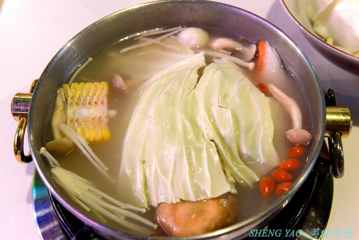 [台中西屯]港動吃鍋 – 台中最新IG打卡網美風鍋物餐廳,懷舊復古老香港裝潢風,鍋物餐廳就像港式茶餐廳,還有港片、宮廷劇可以看,鍋物種類15種各有特色,肉盤菜盆份量實在,基本菜盆就有附小龍蝦