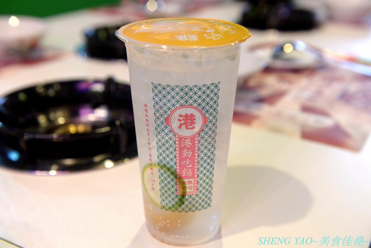 [台中西屯]港動吃鍋 – 台中最新IG打卡網美風鍋物餐廳,懷舊復古老香港裝潢風,鍋物餐廳就像港式茶餐廳,還有港片、宮廷劇可以看,鍋物種類15種各有特色,肉盤菜盆份量實在,基本菜盆就有附小龍蝦