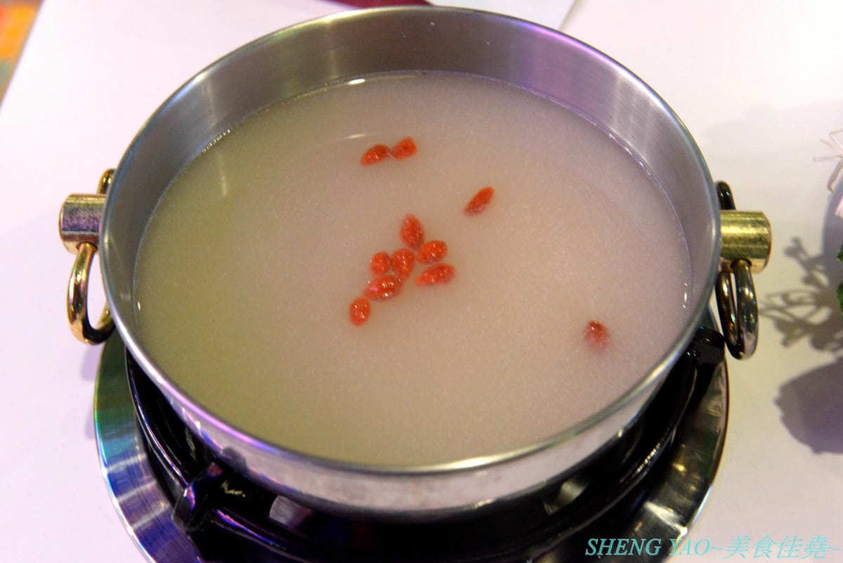 [台中西屯]港動吃鍋 – 台中最新IG打卡網美風鍋物餐廳,懷舊復古老香港裝潢風,鍋物餐廳就像港式茶餐廳,還有港片、宮廷劇可以看,鍋物種類15種各有特色,肉盤菜盆份量實在,基本菜盆就有附小龍蝦