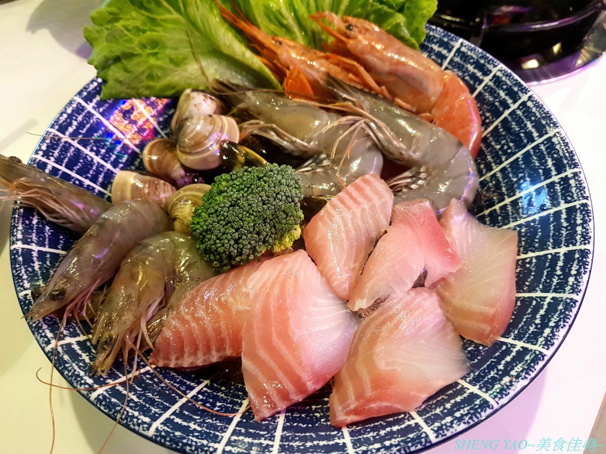 [台中西屯]港動吃鍋 – 台中最新IG打卡網美風鍋物餐廳,懷舊復古老香港裝潢風,鍋物餐廳就像港式茶餐廳,還有港片、宮廷劇可以看,鍋物種類15種各有特色,肉盤菜盆份量實在,基本菜盆就有附小龍蝦