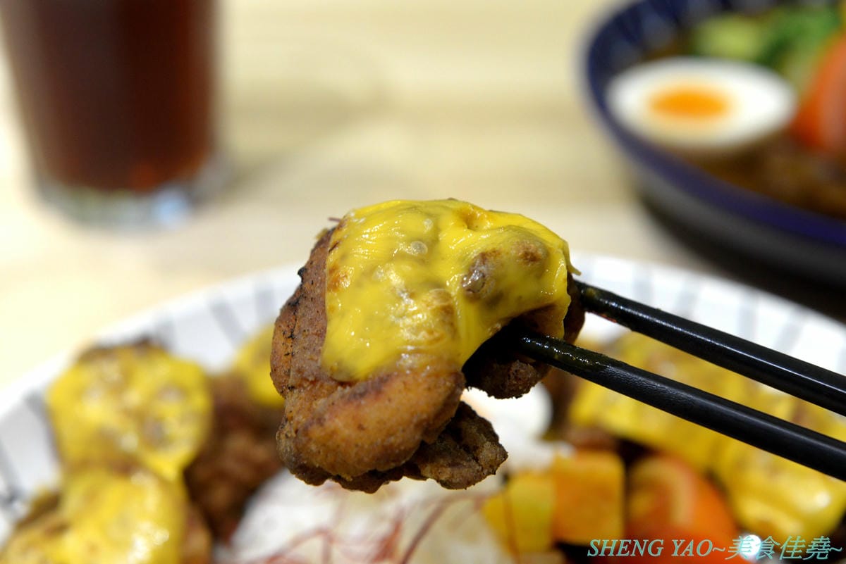 [台中北屯]傻福 – 台中新開的隱藏版咖哩飯專賣店,兩個年輕人用心做的咖哩飯,咖哩口味還不錯,價格親民,擺盤精緻豐富,大份量肉超多,愛吃肉的還能再肉量加倍,加起司是直接放在肉上,超有誠意