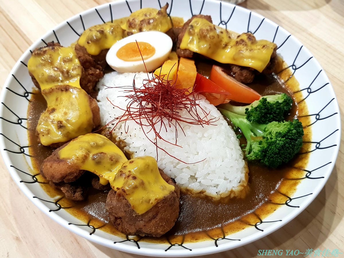 [台中北屯]傻福 – 台中新開的隱藏版咖哩飯專賣店,兩個年輕人用心做的咖哩飯,咖哩口味還不錯,價格親民,擺盤精緻豐富,大份量肉超多,愛吃肉的還能再肉量加倍,加起司是直接放在肉上,超有誠意