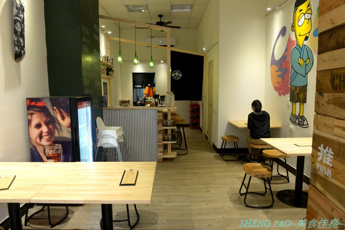 [台中北屯]傻福 – 台中新開的隱藏版咖哩飯專賣店,兩個年輕人用心做的咖哩飯,咖哩口味還不錯,價格親民,擺盤精緻豐富,大份量肉超多,愛吃肉的還能再肉量加倍,加起司是直接放在肉上,超有誠意