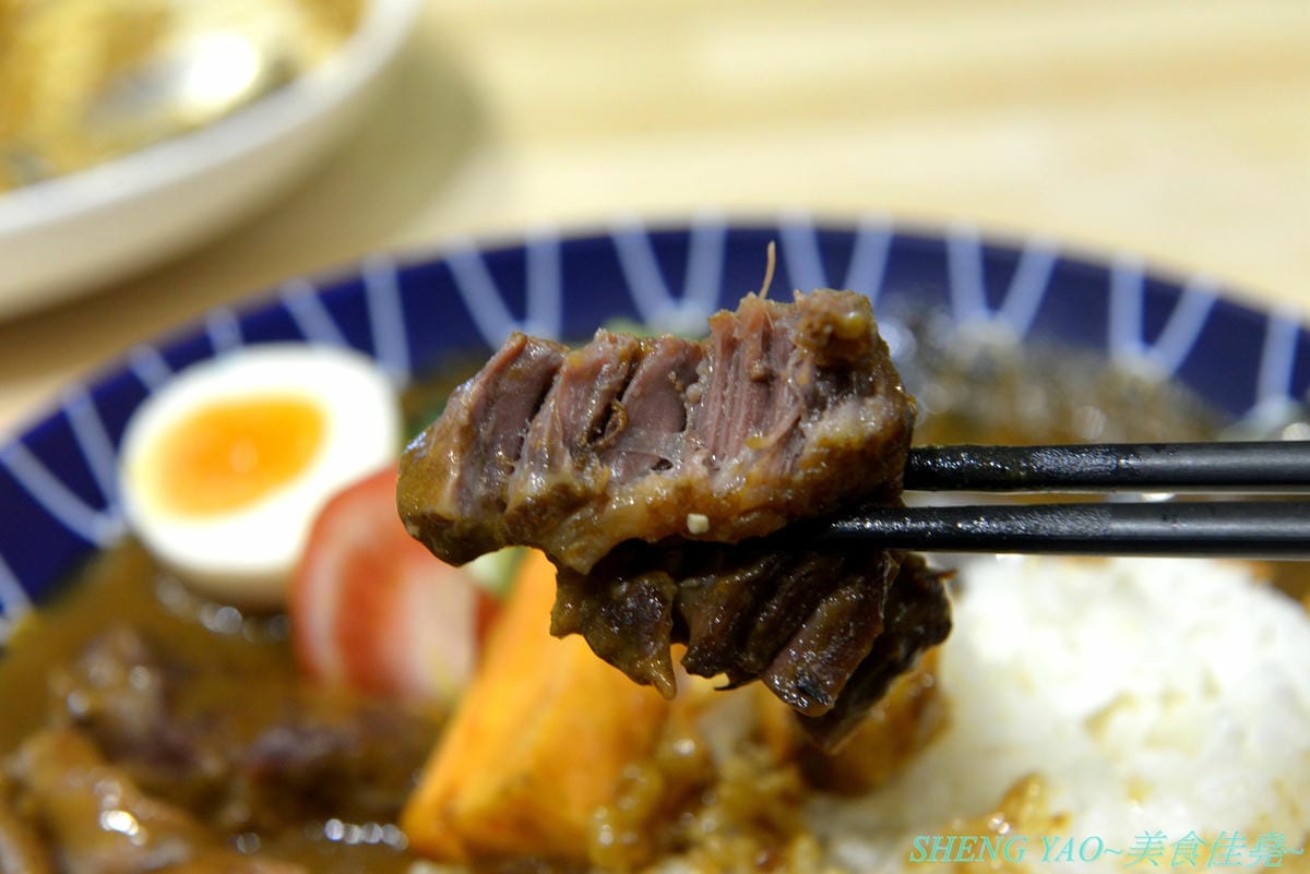 [台中北屯]傻福 – 台中新開的隱藏版咖哩飯專賣店,兩個年輕人用心做的咖哩飯,咖哩口味還不錯,價格親民,擺盤精緻豐富,大份量肉超多,愛吃肉的還能再肉量加倍,加起司是直接放在肉上,超有誠意