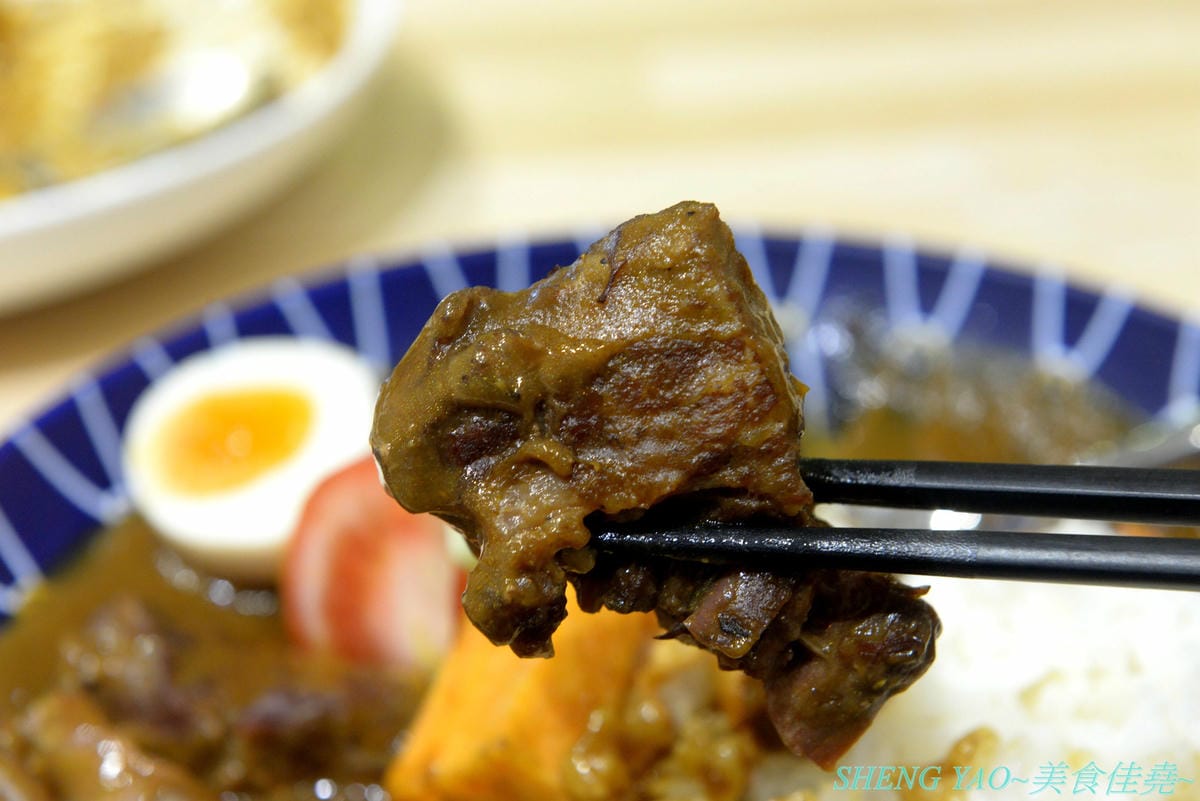 [台中北屯]傻福 – 台中新開的隱藏版咖哩飯專賣店,兩個年輕人用心做的咖哩飯,咖哩口味還不錯,價格親民,擺盤精緻豐富,大份量肉超多,愛吃肉的還能再肉量加倍,加起司是直接放在肉上,超有誠意