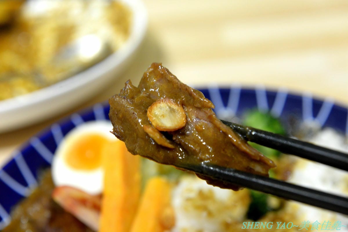[台中北屯]傻福 – 台中新開的隱藏版咖哩飯專賣店,兩個年輕人用心做的咖哩飯,咖哩口味還不錯,價格親民,擺盤精緻豐富,大份量肉超多,愛吃肉的還能再肉量加倍,加起司是直接放在肉上,超有誠意