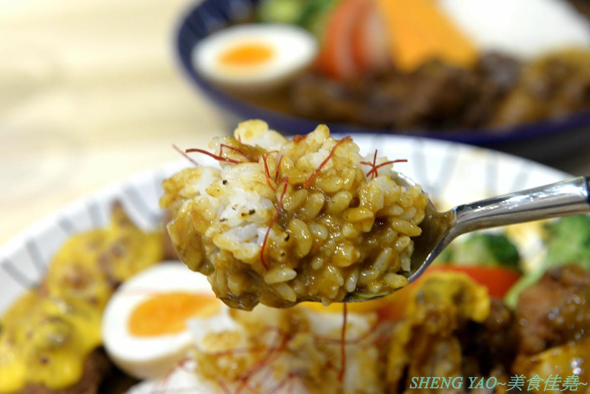 [台中北屯]傻福 – 台中新開的隱藏版咖哩飯專賣店,兩個年輕人用心做的咖哩飯,咖哩口味還不錯,價格親民,擺盤精緻豐富,大份量肉超多,愛吃肉的還能再肉量加倍,加起司是直接放在肉上,超有誠意