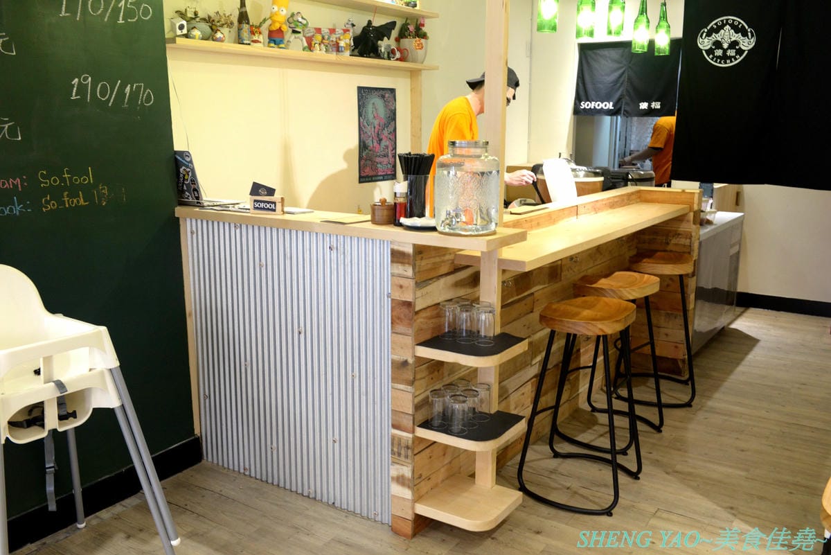 [台中北屯]傻福 – 台中新開的隱藏版咖哩飯專賣店,兩個年輕人用心做的咖哩飯,咖哩口味還不錯,價格親民,擺盤精緻豐富,大份量肉超多,愛吃肉的還能再肉量加倍,加起司是直接放在肉上,超有誠意
