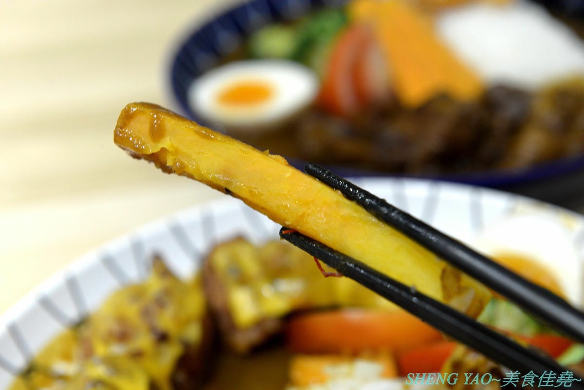 [台中北屯]傻福 – 台中新開的隱藏版咖哩飯專賣店,兩個年輕人用心做的咖哩飯,咖哩口味還不錯,價格親民,擺盤精緻豐富,大份量肉超多,愛吃肉的還能再肉量加倍,加起司是直接放在肉上,超有誠意