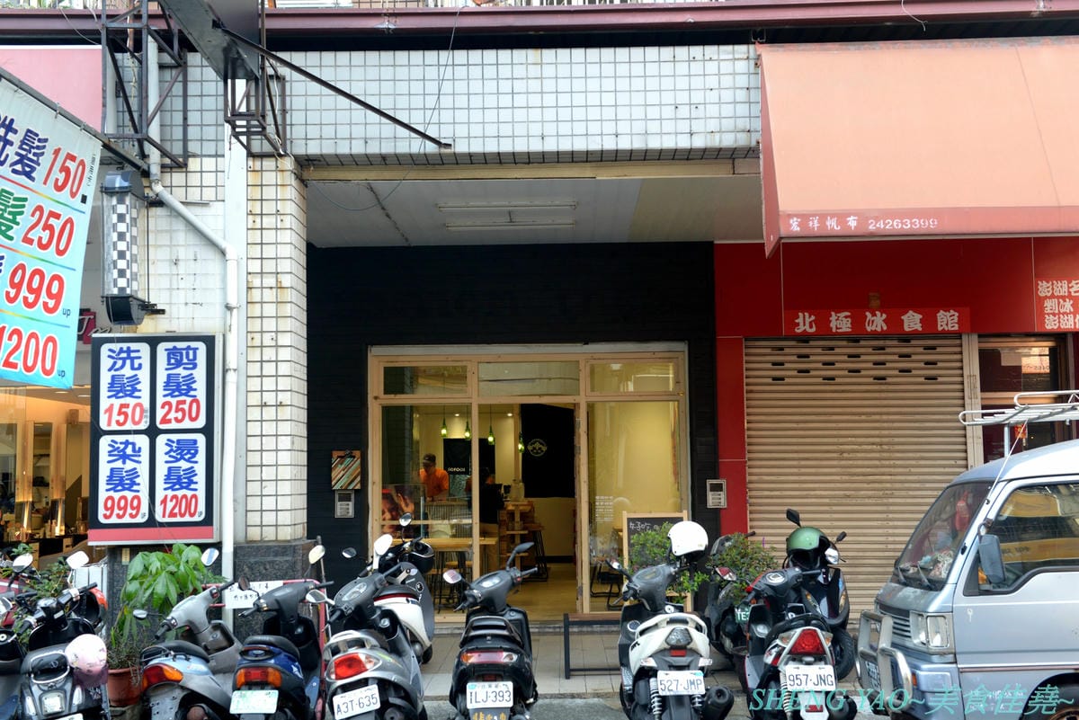 [台中北屯]傻福 – 台中新開的隱藏版咖哩飯專賣店,兩個年輕人用心做的咖哩飯,咖哩口味還不錯,價格親民,擺盤精緻豐富,大份量肉超多,愛吃肉的還能再肉量加倍,加起司是直接放在肉上,超有誠意