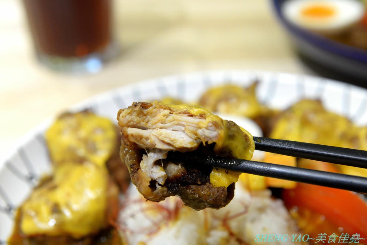 [台中北屯]傻福 – 台中新開的隱藏版咖哩飯專賣店,兩個年輕人用心做的咖哩飯,咖哩口味還不錯,價格親民,擺盤精緻豐富,大份量肉超多,愛吃肉的還能再肉量加倍,加起司是直接放在肉上,超有誠意