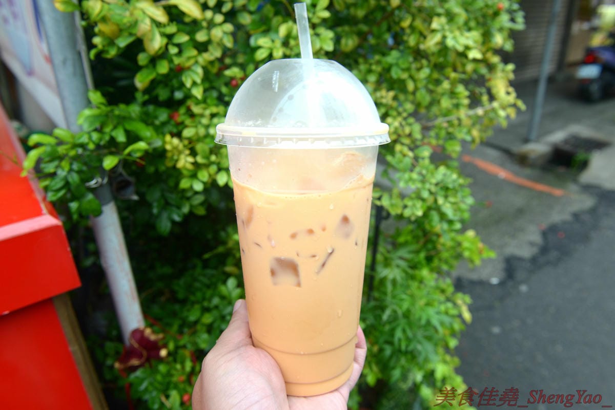[台中清水]泰紅泰式奶茶 – 清水也有泰式奶茶專賣店囉,使用手標茶葉、三花淡奶煉乳,不只有一般橘色泰奶,還有綠奶茶,粉紅泰奶,味道還蠻有水準的,大杯660CC只賣45元,超便宜。清水電影院旁邊,買