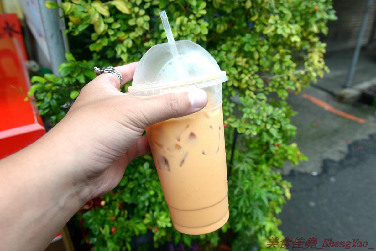 [台中清水]泰紅泰式奶茶 – 清水也有泰式奶茶專賣店囉,使用手標茶葉、三花淡奶煉乳,不只有一般橘色泰奶,還有綠奶茶,粉紅泰奶,味道還蠻有水準的,大杯660CC只賣45元,超便宜。清水電影院旁邊,買