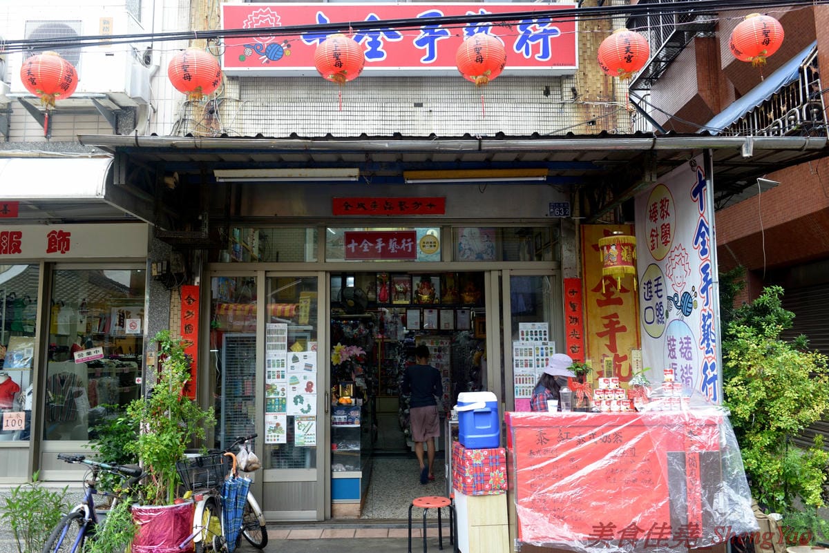 [台中清水]泰紅泰式奶茶 – 清水也有泰式奶茶專賣店囉,使用手標茶葉、三花淡奶煉乳,不只有一般橘色泰奶,還有綠奶茶,粉紅泰奶,味道還蠻有水準的,大杯660CC只賣45元,超便宜。清水電影院旁邊,買