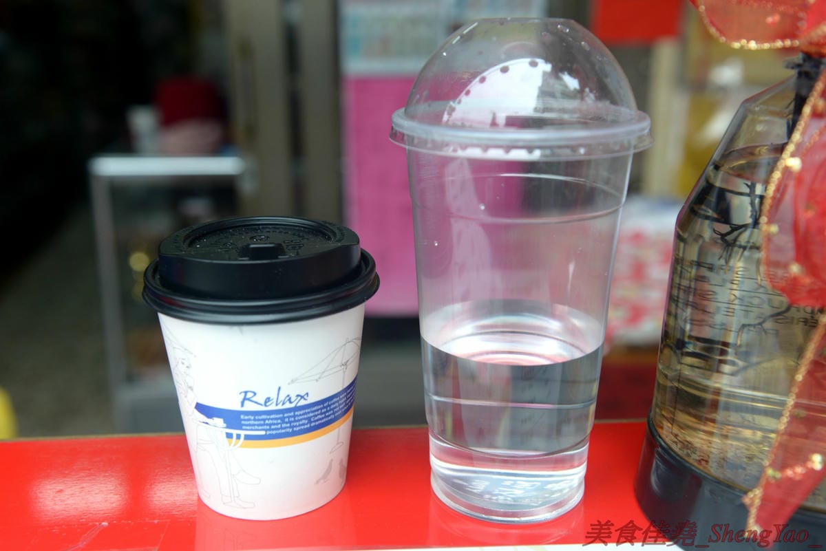 [台中清水]泰紅泰式奶茶 – 清水也有泰式奶茶專賣店囉,使用手標茶葉、三花淡奶煉乳,不只有一般橘色泰奶,還有綠奶茶,粉紅泰奶,味道還蠻有水準的,大杯660CC只賣45元,超便宜。清水電影院旁邊,買