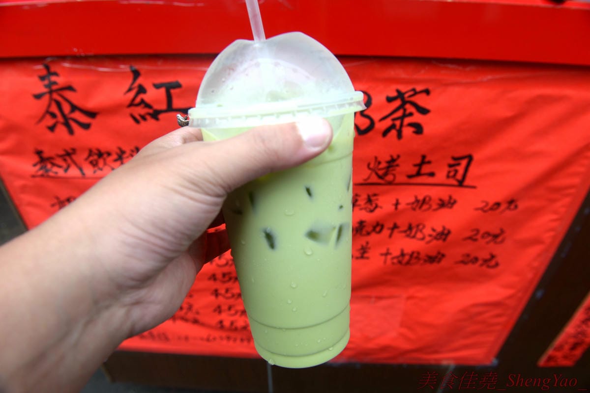 [台中清水]泰紅泰式奶茶 – 清水也有泰式奶茶專賣店囉,使用手標茶葉、三花淡奶煉乳,不只有一般橘色泰奶,還有綠奶茶,粉紅泰奶,味道還蠻有水準的,大杯660CC只賣45元,超便宜。清水電影院旁邊,買