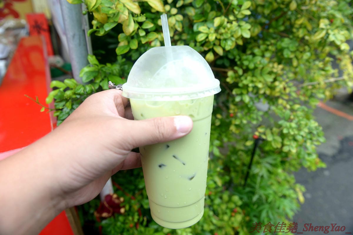 [台中清水]泰紅泰式奶茶 – 清水也有泰式奶茶專賣店囉,使用手標茶葉、三花淡奶煉乳,不只有一般橘色泰奶,還有綠奶茶,粉紅泰奶,味道還蠻有水準的,大杯660CC只賣45元,超便宜。清水電影院旁邊,買