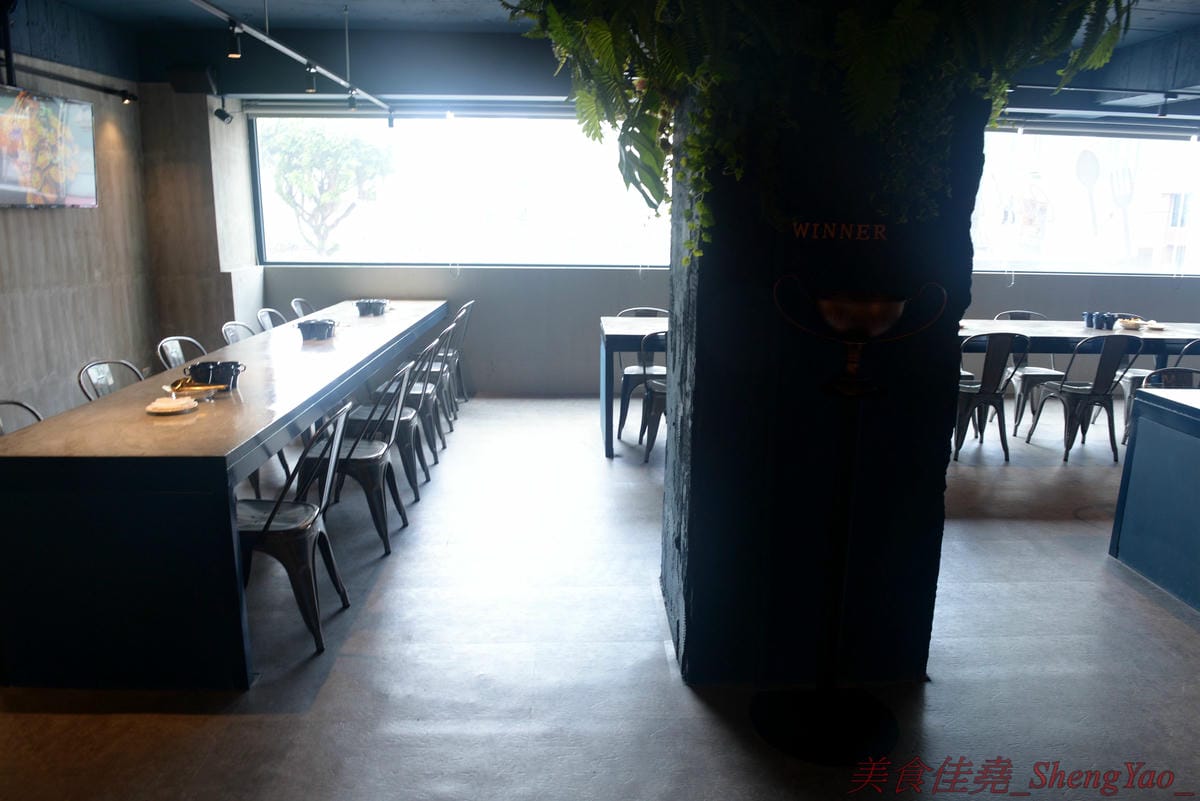 [台中北區]8德司 創意餐館 – 台中新開的好拍又好吃義式餐館,餐點彭湃帶點浮誇,不只有半個手掌大的巨無霸蛤蠣,海鮮飯是直接放上整隻龍蝦,明太子也是一次給一大沱,白醬橘醬口味都好吃,二樓