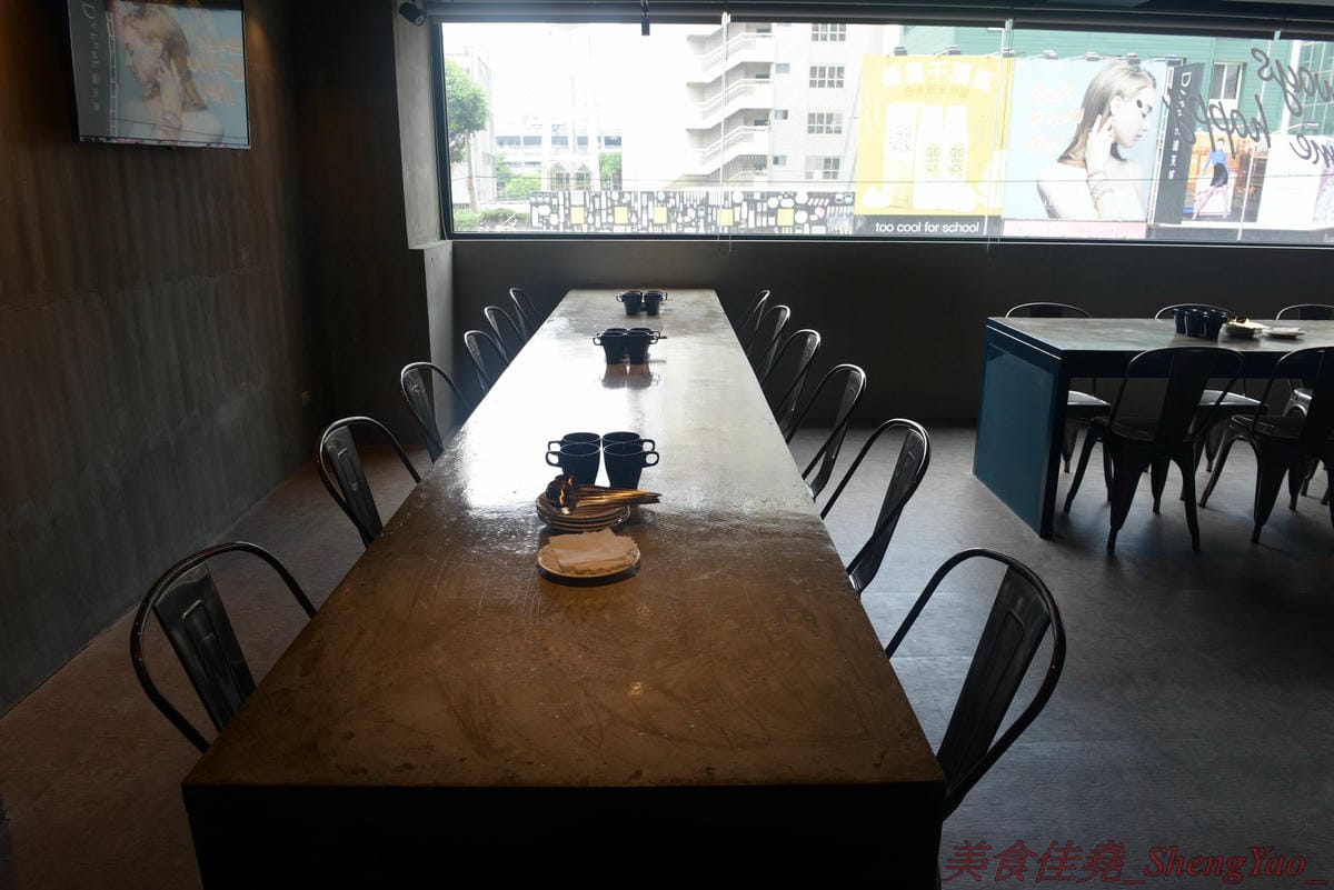 [台中北區]8德司 創意餐館 – 台中新開的好拍又好吃義式餐館,餐點彭湃帶點浮誇,不只有半個手掌大的巨無霸蛤蠣,海鮮飯是直接放上整隻龍蝦,明太子也是一次給一大沱,白醬橘醬口味都好吃,二樓