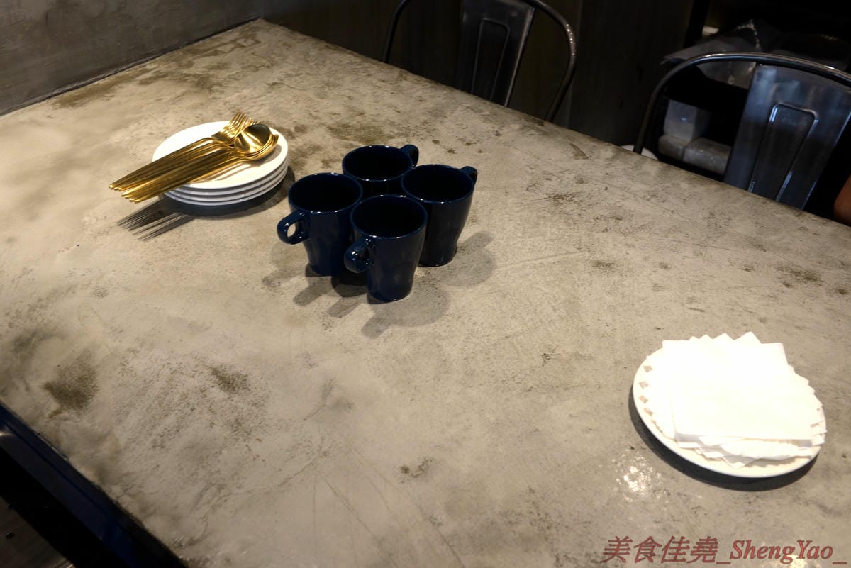 [台中北區]8德司 創意餐館 – 台中新開的好拍又好吃義式餐館,餐點彭湃帶點浮誇,不只有半個手掌大的巨無霸蛤蠣,海鮮飯是直接放上整隻龍蝦,明太子也是一次給一大沱,白醬橘醬口味都好吃,二樓