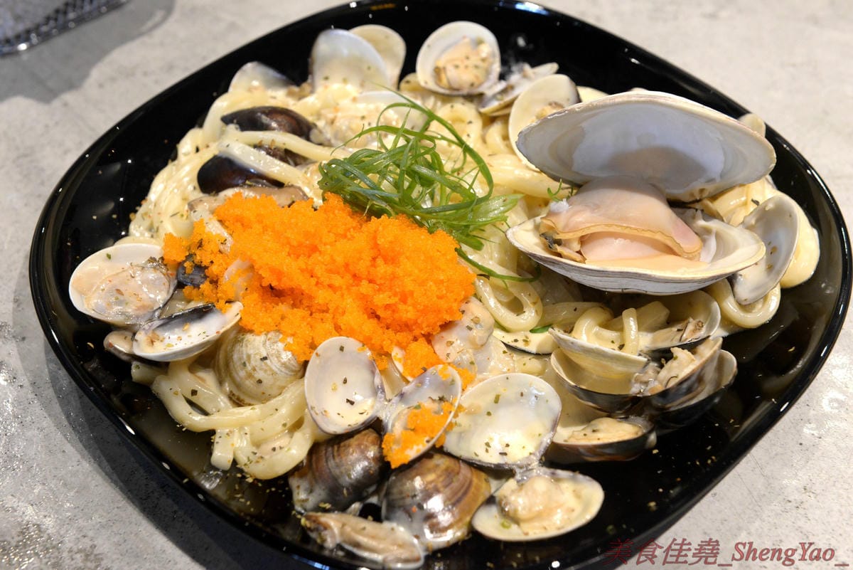 [台中北區]8德司 創意餐館 – 台中新開的好拍又好吃義式餐館,餐點彭湃帶點浮誇,不只有半個手掌大的巨無霸蛤蠣,海鮮飯是直接放上整隻龍蝦,明太子也是一次給一大沱,白醬橘醬口味都好吃,二樓