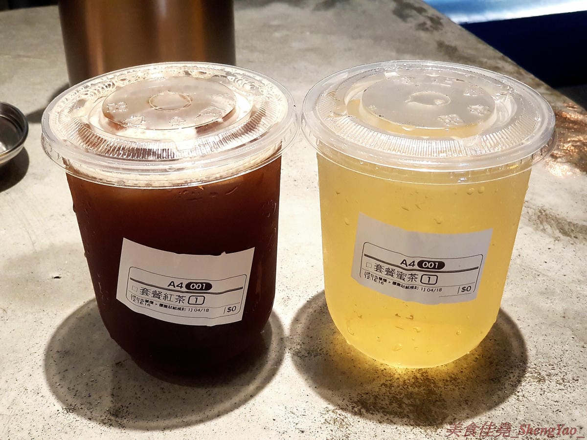[台中北區]8德司 創意餐館 – 台中新開的好拍又好吃義式餐館,餐點彭湃帶點浮誇,不只有半個手掌大的巨無霸蛤蠣,海鮮飯是直接放上整隻龍蝦,明太子也是一次給一大沱,白醬橘醬口味都好吃,二樓