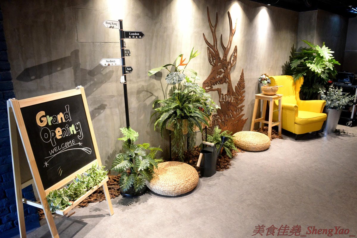 [台中北區]8德司 創意餐館 – 台中新開的好拍又好吃義式餐館,餐點彭湃帶點浮誇,不只有半個手掌大的巨無霸蛤蠣,海鮮飯是直接放上整隻龍蝦,明太子也是一次給一大沱,白醬橘醬口味都好吃,二樓