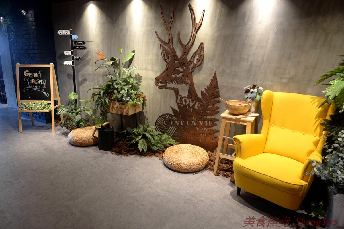 [台中北區]8德司 創意餐館 – 台中新開的好拍又好吃義式餐館,餐點彭湃帶點浮誇,不只有半個手掌大的巨無霸蛤蠣,海鮮飯是直接放上整隻龍蝦,明太子也是一次給一大沱,白醬橘醬口味都好吃,二樓