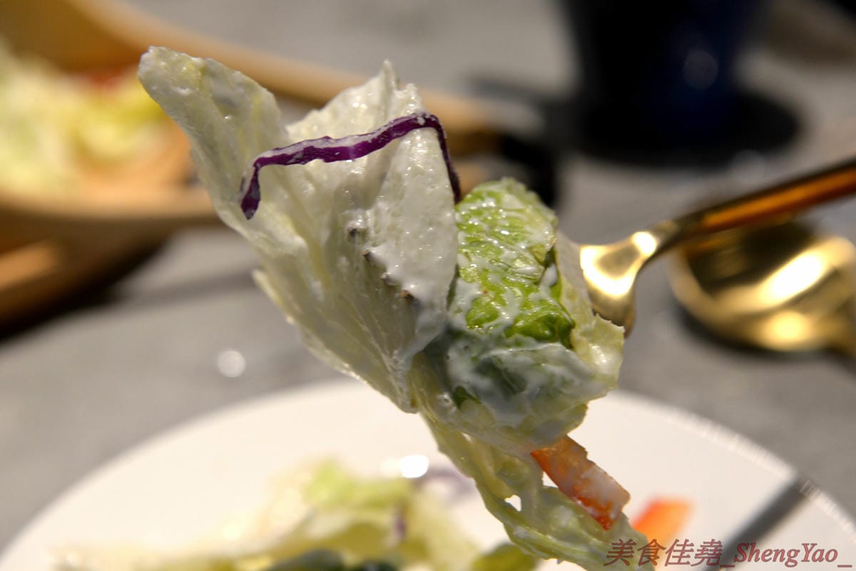 [台中北區]8德司 創意餐館 – 台中新開的好拍又好吃義式餐館,餐點彭湃帶點浮誇,不只有半個手掌大的巨無霸蛤蠣,海鮮飯是直接放上整隻龍蝦,明太子也是一次給一大沱,白醬橘醬口味都好吃,二樓